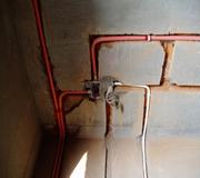 强电线用黄颜色PVC管外包,弱电线用白颜色PVC管外包